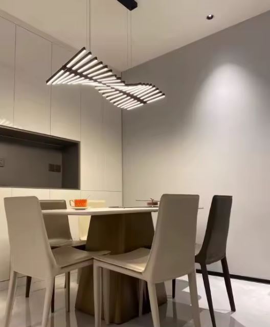 Suspension LED noire à silhouette sinueuse, style minimal chic et contemporain pour salle à manger.