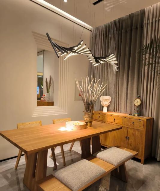 Suspension LED noire en torsade lumineuse, style design organique et contemporain pour salle à manger.
