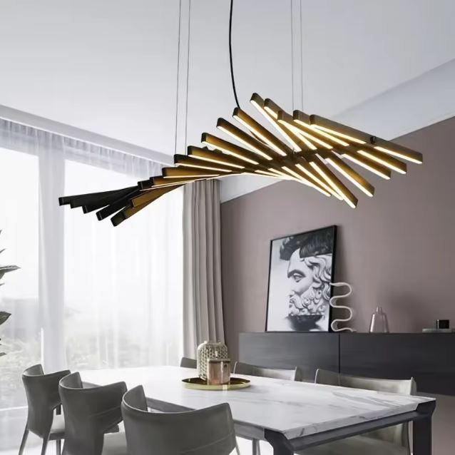 Suspension LED noire en ondulation sculpturale, style moderne, design graphique et haut de gamme.