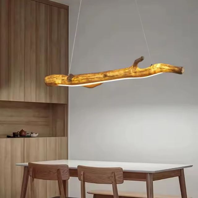 Suspension LED moderne en rondin de bois, parfaite pour illuminer une salle à manger avec un éclairage chaleureux et naturel.