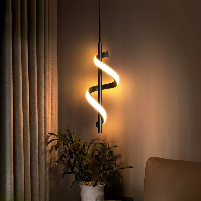 Une suspension LED noire à ruban hélicoïdal diffuse une lumière chaude, au design contemporain et minimaliste.