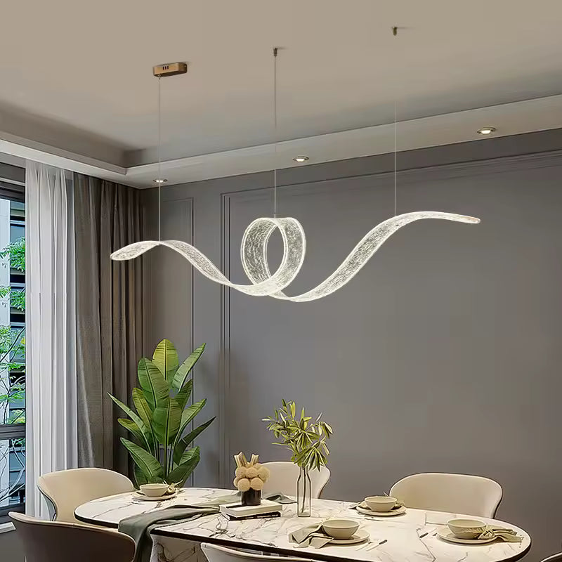 Dans une salle à manger élégante, suspension LED en ruban ondulé à boucle centrale, au design aérien et contemporain.