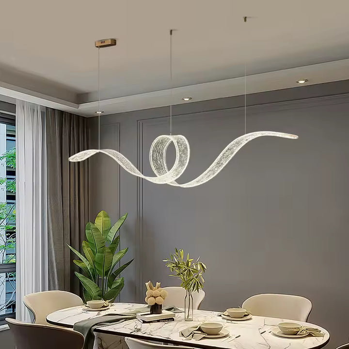 Dans une salle à manger élégante, suspension LED en ruban ondulé à boucle centrale, au design aérien et contemporain.