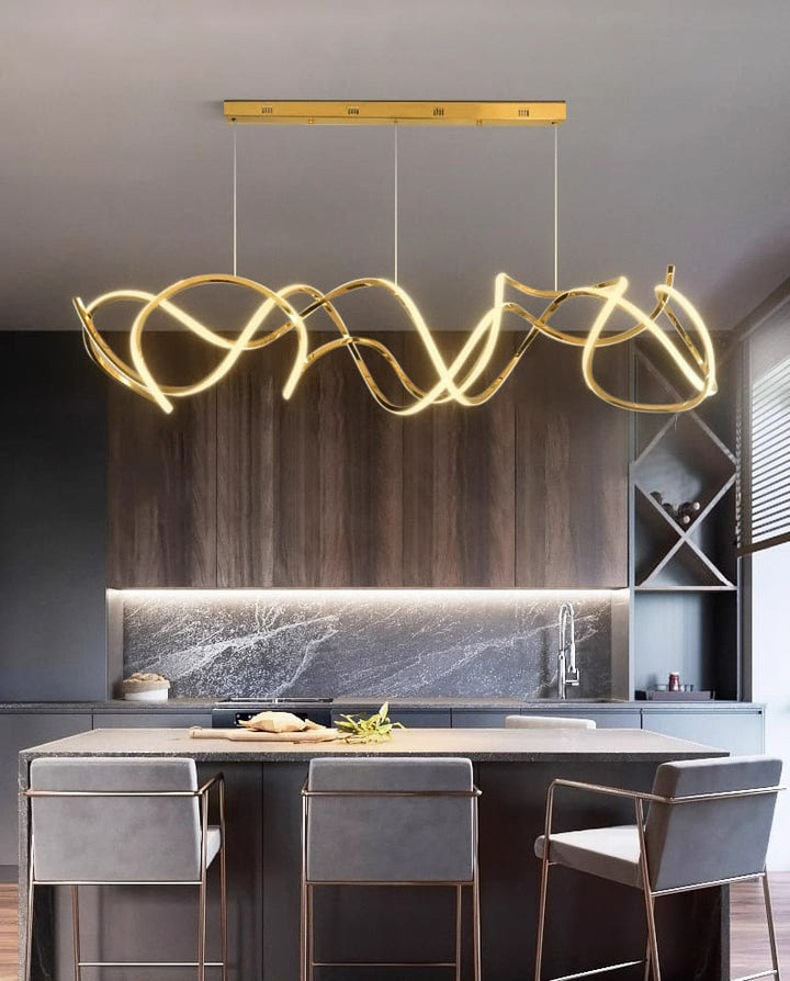 Suspension LED sculpturale intégrée dans une cuisine ouverte au style moderne et épuré.