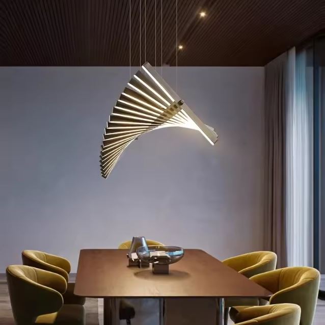 Suspension LED spirale architecturale noire, style moderne, contemporain et sculptural.