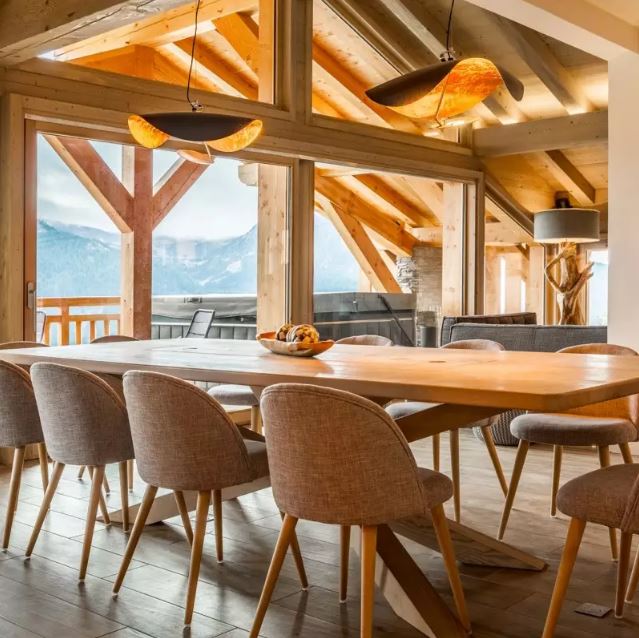 Suspension Lederam Manta intégrée dans un chalet moderne avec vue panoramique.