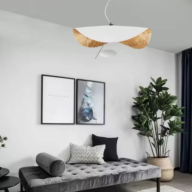 Suspension Manta blanche et dorée parfaite pour une chambre minimaliste et lumineuse.