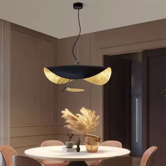 Suspension Lederam Manta apportant un éclairage chaleureux et élégant dans un intérieur moderne.