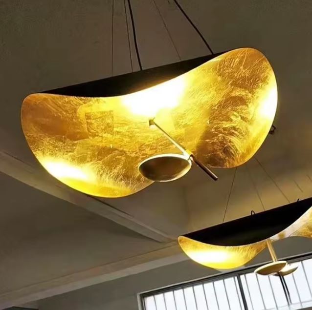 Suspension Lederam Manta noire et dorée à effet feuille d’or au style luxueux et inspiration contemporaine.