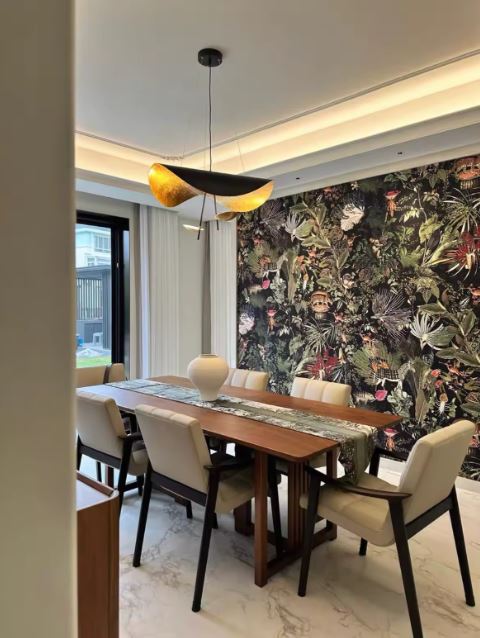 Suspension Lederam Manta noire et dorée au style sculptural avec courbes organiques et design contemporain.