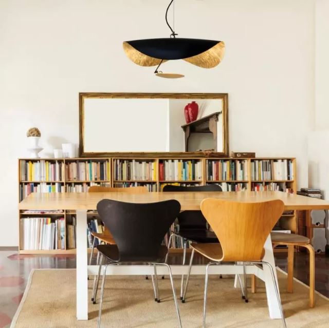 Suspension Manta au-dessus d’une table pour une salle à manger chic.