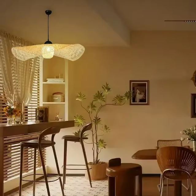 Suspension libellule en bambou suspendue au-dessus d’un bar, idéale pour une ambiance cosy et naturelle dans un espace repas ou salon.