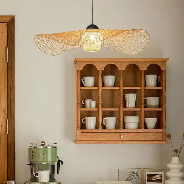Suspension libellule en bambou installée dans une cuisine aux accents boisés, parfaite pour une ambiance naturelle et douce au quotidien.