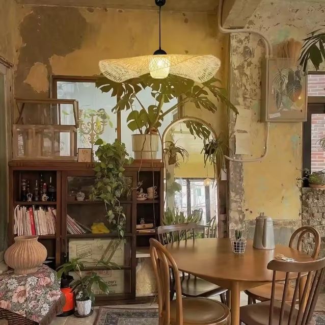 Suspension libellule en bambou dans une pièce à la déco bohème et vintage, parfaite pour une ambiance végétale et authentique.