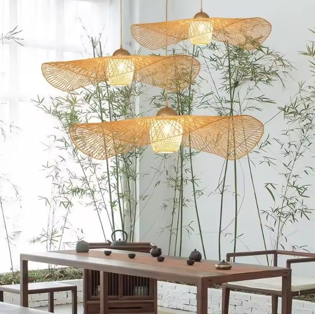 Suspension libellule en bambou dans une ambiance végétale, idéale pour une déco nature, zen et contemporaine autour du bois clair.