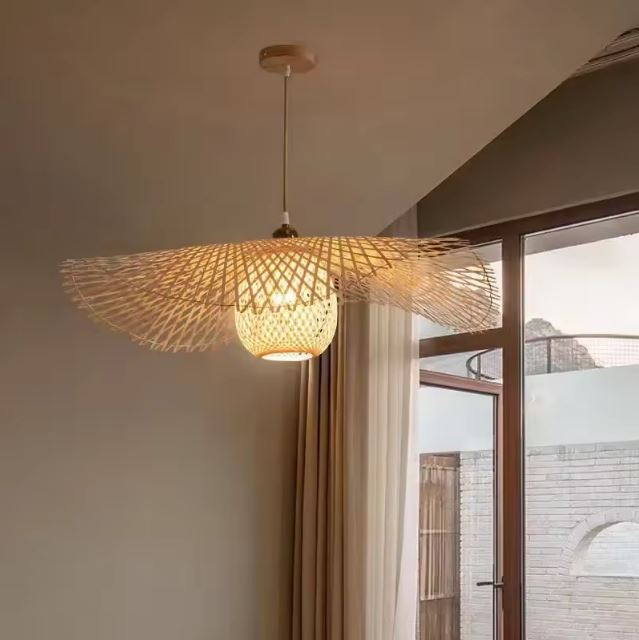 Suspension libellule en bambou suspendue dans un intérieur lumineux et minimaliste, parfaite pour une déco naturelle épurée.