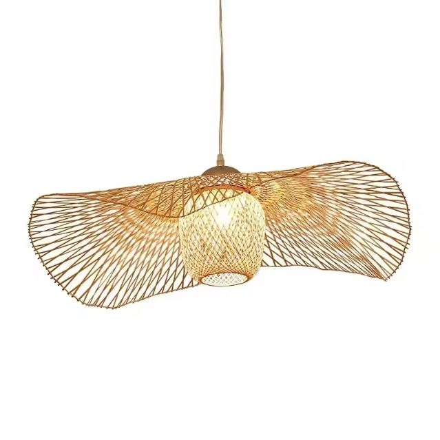 Suspension libellule en bambou tressé au design ajouré, parfaite pour un intérieur naturel, bohème ou japandi.