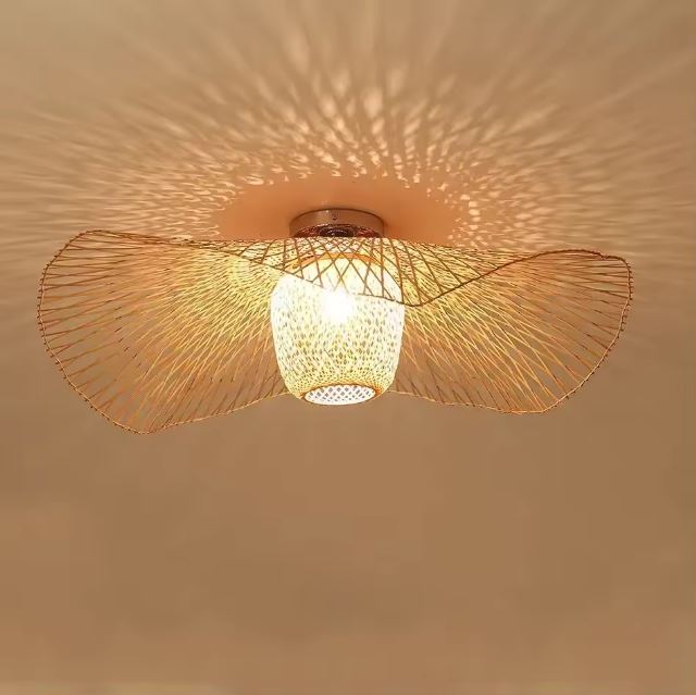 Suspension libellule en bambou naturel, effet lumineux ajouré au plafond, idéale pour une ambiance zen ou japandi contemporaine.