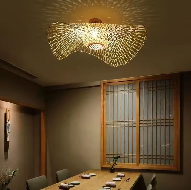 Suspension libellule en bambou fixée au plafond dans une salle de repas japonaise, parfaite pour une ambiance zen et tamisée.