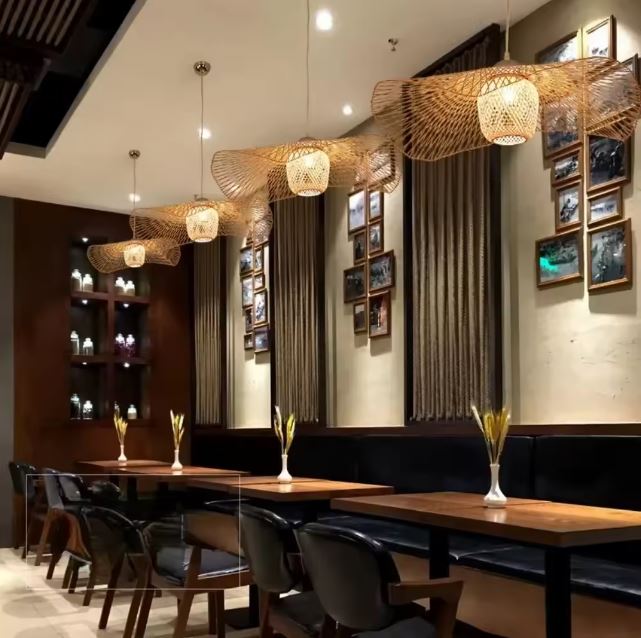 Suspensions libellule en bambou alignées dans un restaurant moderne, idéales pour une ambiance chaleureuse, naturelle et sophistiquée.