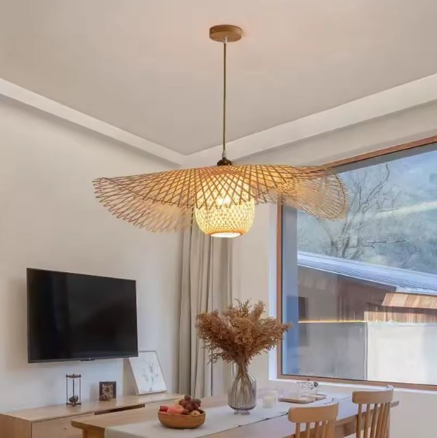 Suspension libellule en bambou suspendue au-dessus d’une table de salle à manger moderne, idéale pour une déco naturelle et douce.