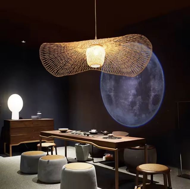 Suspension libellule en bambou au-dessus d’une table de salle à manger, parfaite pour une décoration zen, japonaise ou épurée.