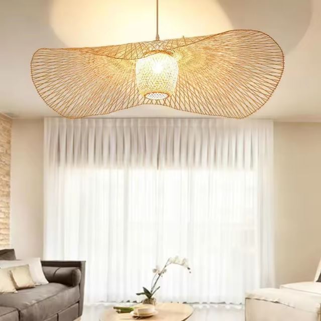Suspension libellule en bambou suspendue dans un salon lumineux, parfaite pour une décoration contemporaine douce et naturelle.