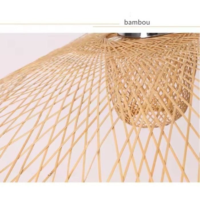 Suspension libellule en bambou avec tressage raffiné, luminaire artisanal au charme naturel et authentique.
