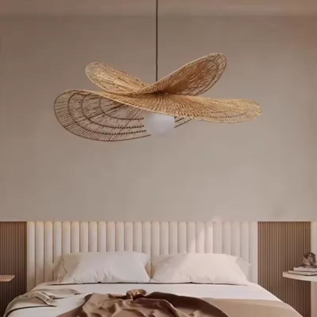Suspension libellule en rotin installée dans une chambre moderne, apportant une touche de design naturel et élégant.