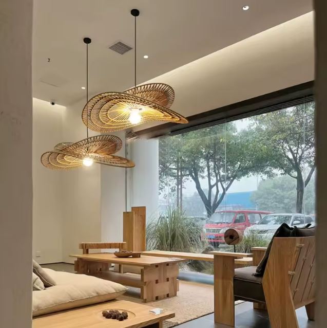 Suspensions libellule en rotin naturel, apportant une ambiance chaleureuse et design à un salon lumineux et moderne.