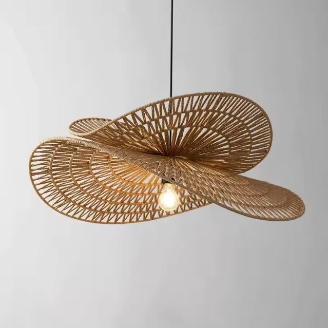 Suspension libellule rotin, un luminaire design et élégant pour sublimer un intérieur naturel et moderne.