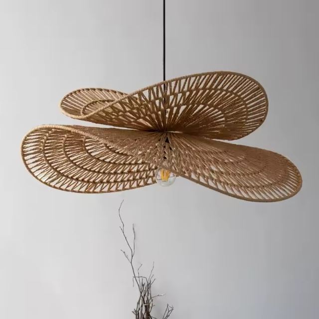 Suspension libellule en rotin avec un tressage élégant, parfaite pour illuminer un espace avec charme et authenticité.