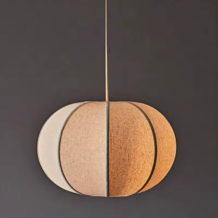 Suspension en lin beige à forme boule et pétales galbés, au style naturel, doux et contemporain
