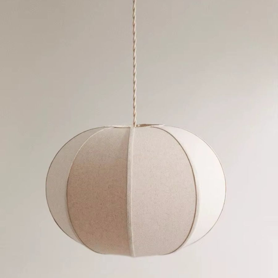 Suspension en lin naturel à forme boule et pétales galbés, au style japandi doux et minimaliste