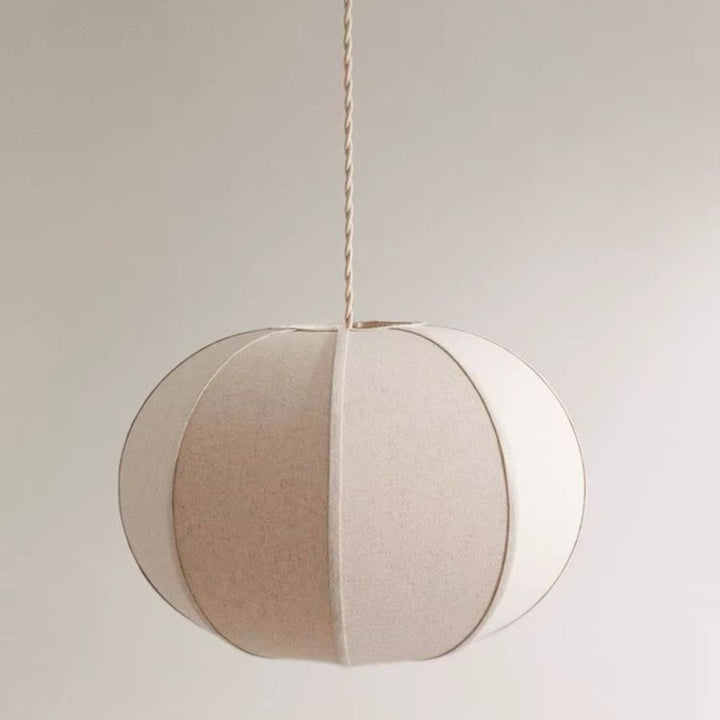 Suspension en lin naturel à forme boule et pétales galbés, au style japandi doux et minimaliste
