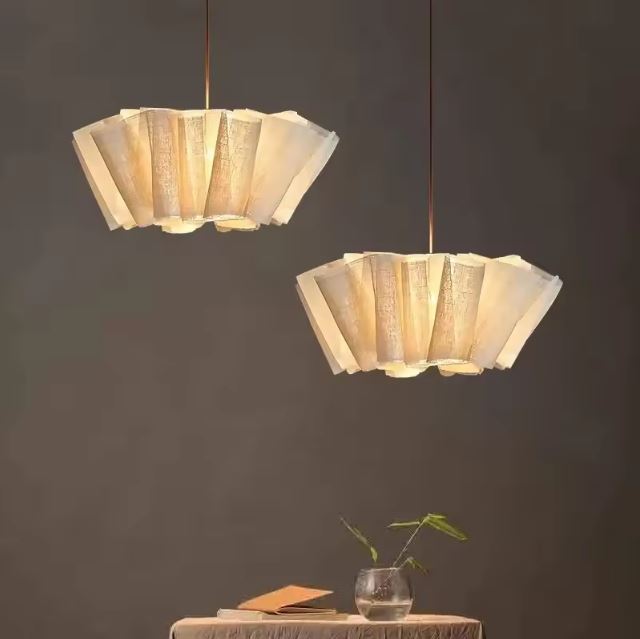 Duo de suspensions en tissu lin beige naturel, parfait pour une ambiance chaleureuse et élégante dans un intérieur moderne.