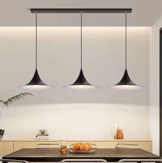 Suspension linéaire 3 lampes noires au-dessus d’un îlot, inspiration design italien et modernité minimaliste.