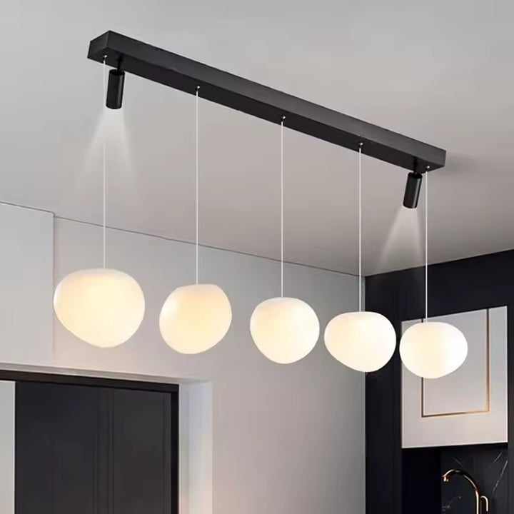 Luminaire linéaire moderne à cinq globes opalins avec spots noirs orientables intégrés