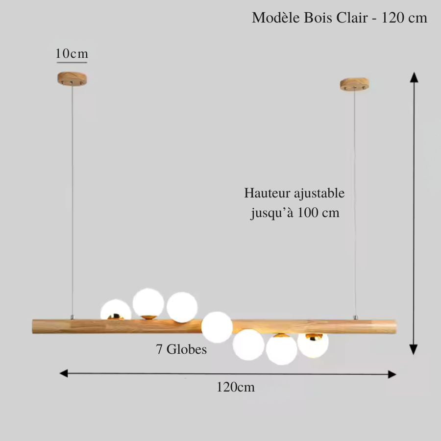 Grand modèle de 120 cm en bois clair et 7 globes lumineux, aux lignes scandinaves sobres et aériennes.