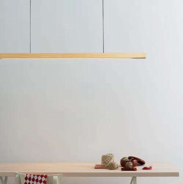 Suspension linéaire bois clair au design épuré, idéale pour une ambiance naturelle et minimaliste au-dessus d’une table.