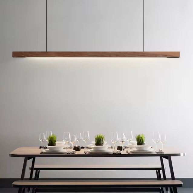 Suspension linéaire en bois au style contemporain, parfaite pour une salle à manger moderne ou une déco japandi raffinée.