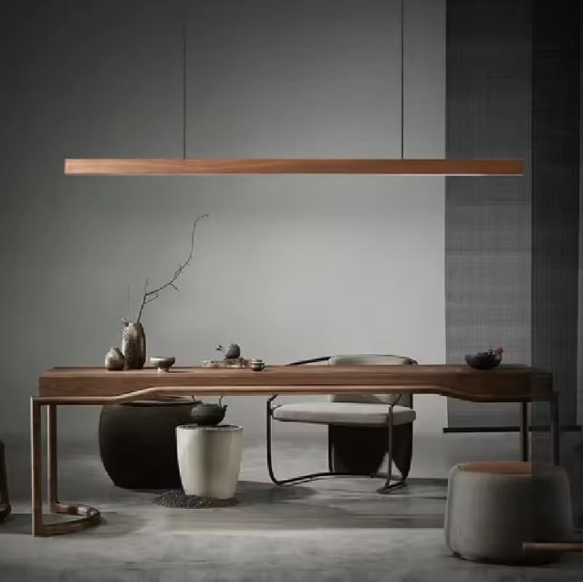 Suspension linéaire tendance en bois au style zen et épuré, idéale pour une déco inspirée du design japonais et des ambiances naturelles.