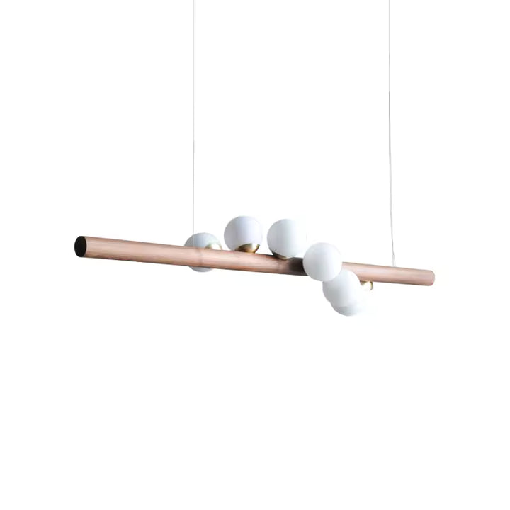 Barre en bois ponctuée de globes blancs pour une suspension linéaire au style japandi, organique et minimaliste.