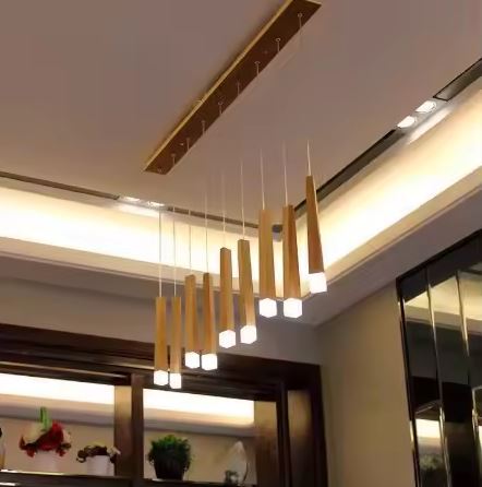 Suspension linéaire en bois avec LED, au style contemporain et graphique pour une lumière élégante.