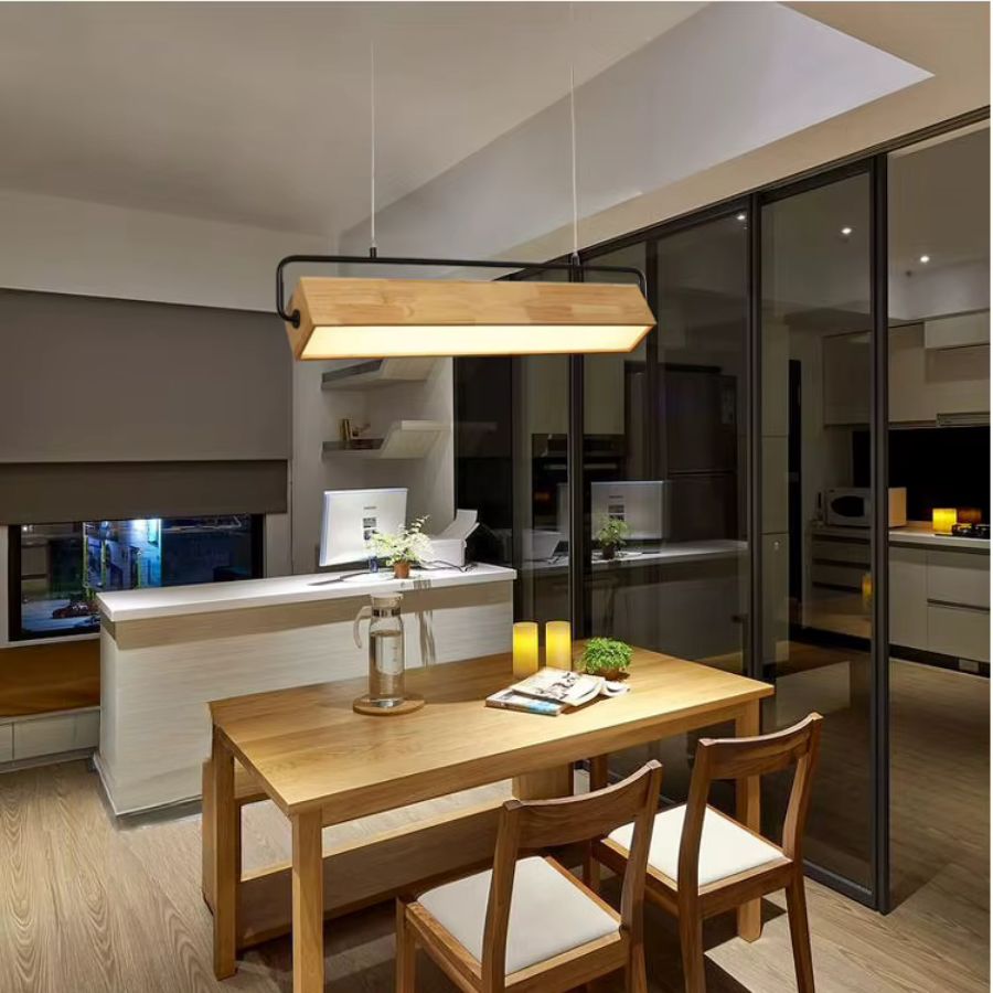 Au-dessus d'une table en bois, suspension linéaire en bois massif et métal noir, dans une salle à manger moderne et chaleureuse.