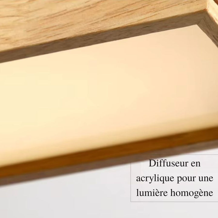 Vue rapprochée du diffuseur en acrylique d'une suspension linéaire en bois massif, diffusant une lumière chaude et uniforme.
