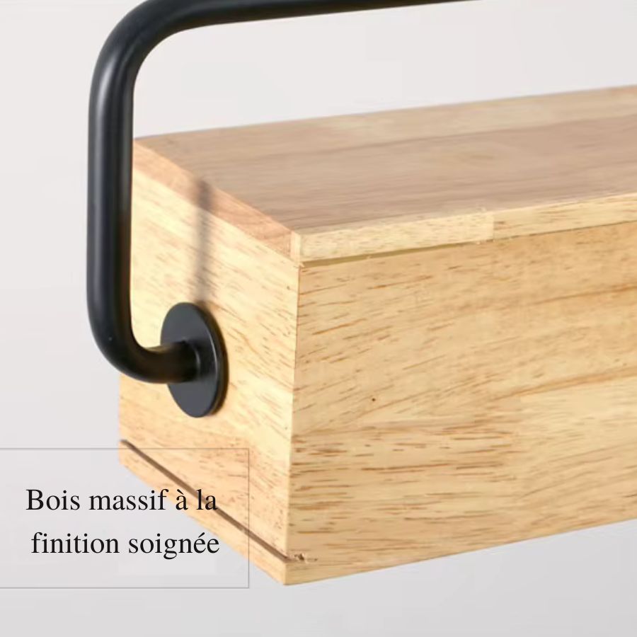 Gros plan sur l'angle en bois massif clair et la fixation métallique noire d'une suspension linéaire au style industriel.