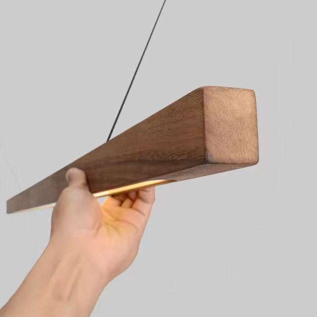 Suspension linéaire bois massif avec finition artisanale, parfaite pour une déco naturelle et contemporaine.