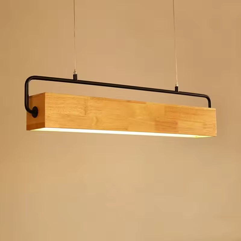 Suspension en bois massif clair avec armature noire et éclairage LED intégré, aux lignes épurées de style industriel chic.