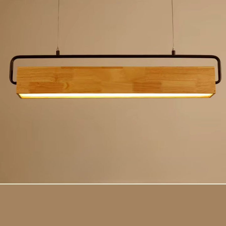 Vue de face d'une suspension en bois massif aux veines apparentes, avec armature noire et éclairage LED chaud de style industriel.